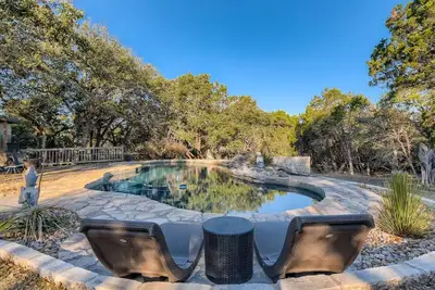 Image de Modern 2-Bedroom Loft in Austin w Pool, Hot Tub, Fire pit, Goats, Alpacas, Chickens