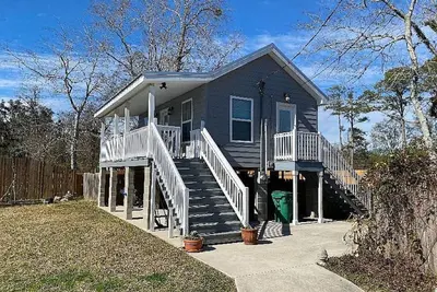 Image de Charming cottage a block from the Lakefront. Walk to restaurants and shopping.