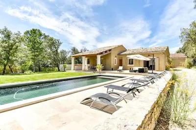 Image de \"Villa Tranquilla: Retraite de Charme avec Piscine à Lourmarin\"