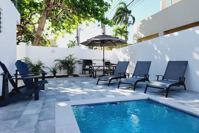 Pool Mansion walk to Beach, sleeps 30+guests