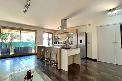 Image de Élégant Havre de Paix | Garage | Terrasse | Jardin | Piscine Résidentielle |WiFi