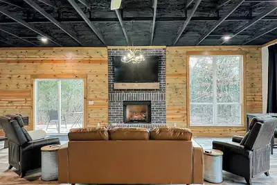 Image de Cozy, Rustic Cabin w/ Pool Table, Foosball, & Fast WiFi, South of Norman