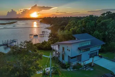 Image de Sea La Vie: Waterfront 4br Luxury Home for Nature Lovers w/ Private Boat Dock