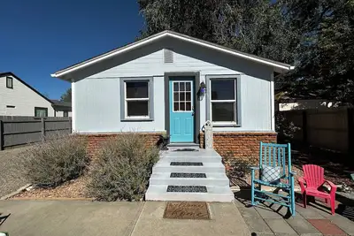 Charming cottage minutes away from Downtown