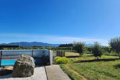 Image de Hawkesbury Oaks Vineyard accommodation. Quiet apartment surrounded by vines.
