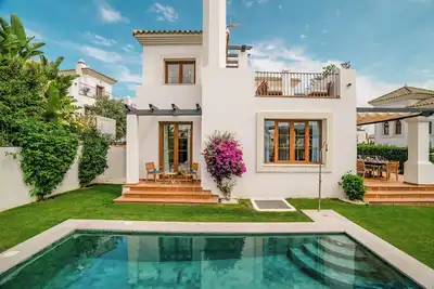 Amazing 5bdr villa with heated pool and golf views.