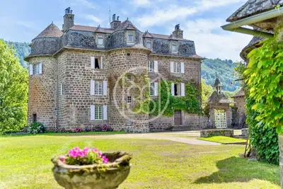 Image de Château de La Voulte, en Haute-Auvergne. Château de conte de fées.