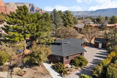 Image de \"The Voc\" an eclectic octagon house w a 360° lookout loft & Red Rock views!