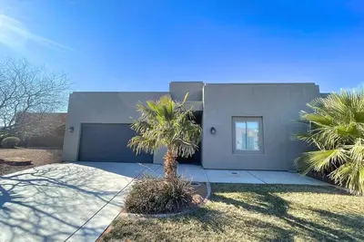 Image de Pool Access and Backyard Patio