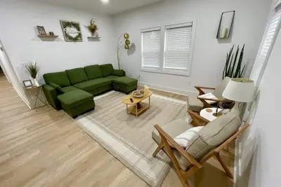 Image de Cozy 2/1 Duplex 10 minutes from Atl Airport- Unit B