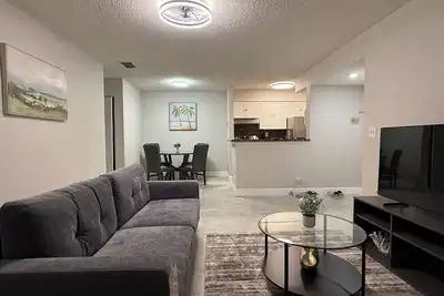 Image de Charming 2-bedroom apartment in lovely Davie with Ac close to Beaches and Uni!