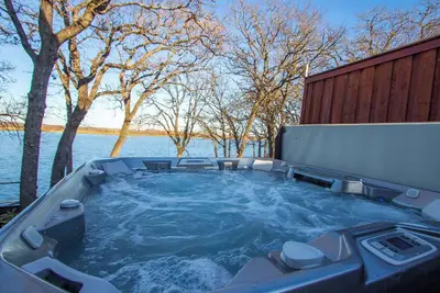 Image de Lakehouse Retreat with Hot Tub