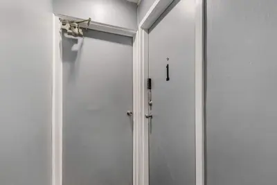 Image de 2 Bed + Walk to Beach + Work Desk + Ttc + Parking