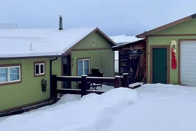 Image de Recently remodeled family home with large fenced in back yard, Full size kitchen, 2 full bathrooms, Bedroom 1 has a king size bed, Bedroom 2 has a queen size bed. The flex space has a trundle bed with 2 twins.