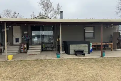 Image de 3b/3b Lake front property with dock, hot tub, and entertainment area outside!