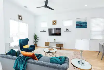 Image de Luxury 3-bed, 3. 5-bath unit offers sophistication, comfort, and convenience.