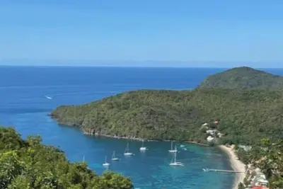 Sur les hauteurs de la ville pour une vue plongeante sur la mer.