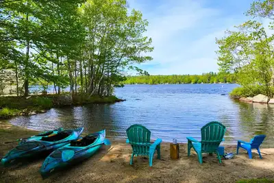 Image de Lakefront properties with private beach, hot tub, dock, kayaks, grill & firepit