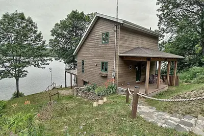 Image de Chalet rustique au bord de la rivière St-Maurice, bâteau, ski et motoneige