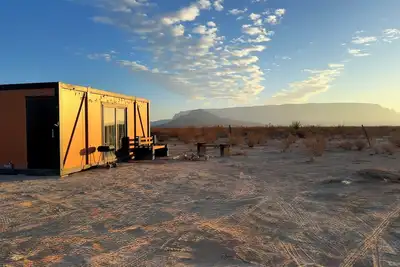 Image de The StarStruck Stay – Desert Shipping Container Escape Beneath Endless Stars