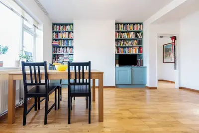 Image de 2 bedroom flat in Hackney, London. Next to several stations and restaurants