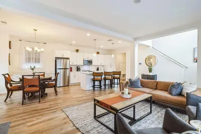 Image de Luxurious Charm & Comfort: Your Perfect Getaway; 6 mi from Downtown Charlotte!