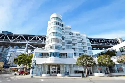 Image de South Financial District 2bd Condo w/ 1 Parking Space, Pool, & Fitness Center