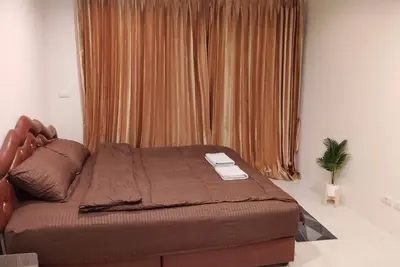 Cozy 1-bedroom mountain view condo with Ac and WiFi in charming Panwa