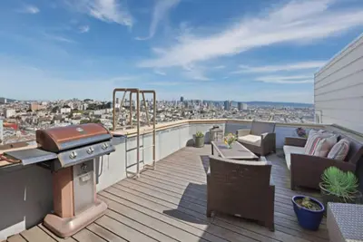 Image de Buena Vista Heights - Furnished, Top Floor 2 Bed + Den/2 Bath Condo w/ Views