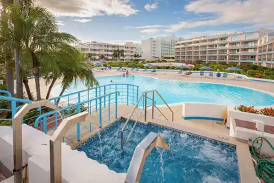 Image de Paradise Perch - Royal Retreats at Maho Beach