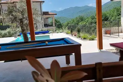 Image de New luxury home with private heated pool, billiards, and lots of entertainment