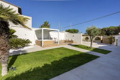 Image de Belle maison de vacances privée pour 5 personnes avec climatisation, Wifi, bain à remous et Tv