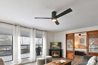 Image de ✨Escape to Manor Hill Haven! <br>Accessible 2br retreat with hot tub, modern comfort & mountain views. Perfect for families, couples & business travelers.