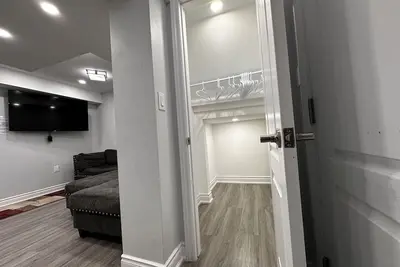 Image de 2 Bedroom Oasis: Inviting Comfort in Mississauga