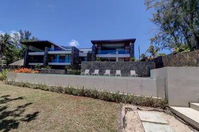 Image de Luxurious 4-Bedroom Penthouse in Serene Blue Bay with a Private Pool