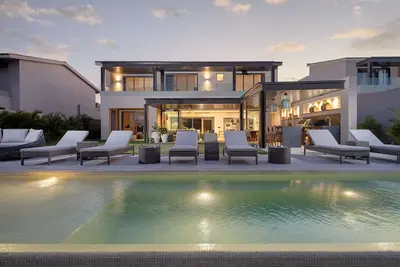 Image de Luxury Golf-View Villa w/ Private Pool & Jacuzzi