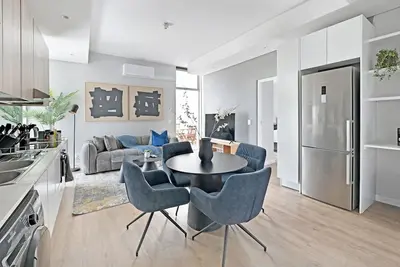 2-Bed City Escape with Mountain Views