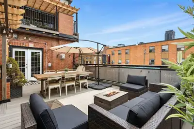 Image de Sleeps 10, 3bed/3bath + outdoor space + subway