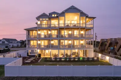 Image de Brand New Oceanfront Home + Pets Stay Free!