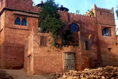 Un château avec une vue sur les montagnes de l atlas
