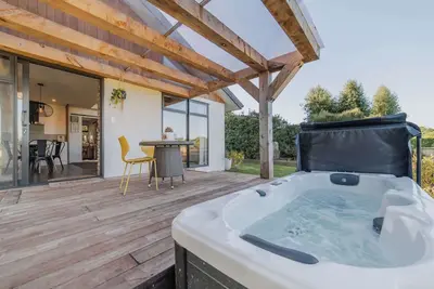 Image de Hamptons Retreat - 1br with Hot Tub and Fireplace