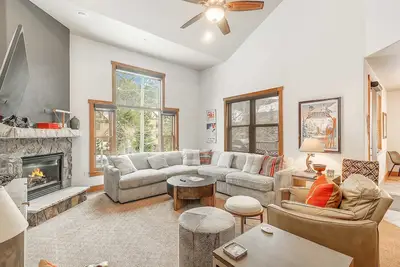 3 Bdr for 10, w/Pool & Hot Tub, Mins to Ski Lift!