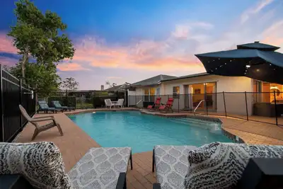 Image de Special Rate Private Pool | Fire Pit | 15 Minutes to Ami