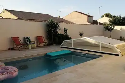 Maison avec piscine dans quartier calme