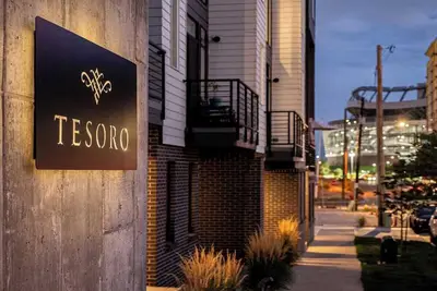 Image de Gameday Oasis | Private Balcony | Jefferson Park