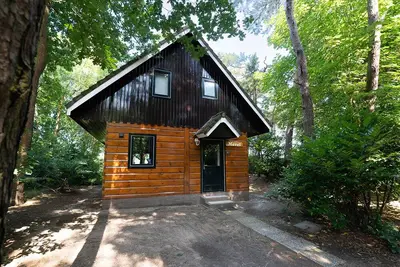 Image de Delightful detached vacation home with private parking located by meadow