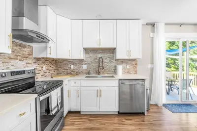 Image de 3-bedroom Canary Cottage: King Master - 10 Min from Dtown\n