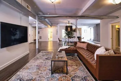 Image de Huge 4Br with Pool Table and optional parking/sleeps 10