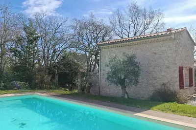 Image de Mazet provençal sous les chênes