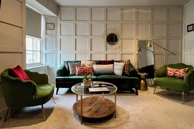 Boutique 3-Bedroom in Grassmarket, Steps from Edinburgh Castle & Victoria St.